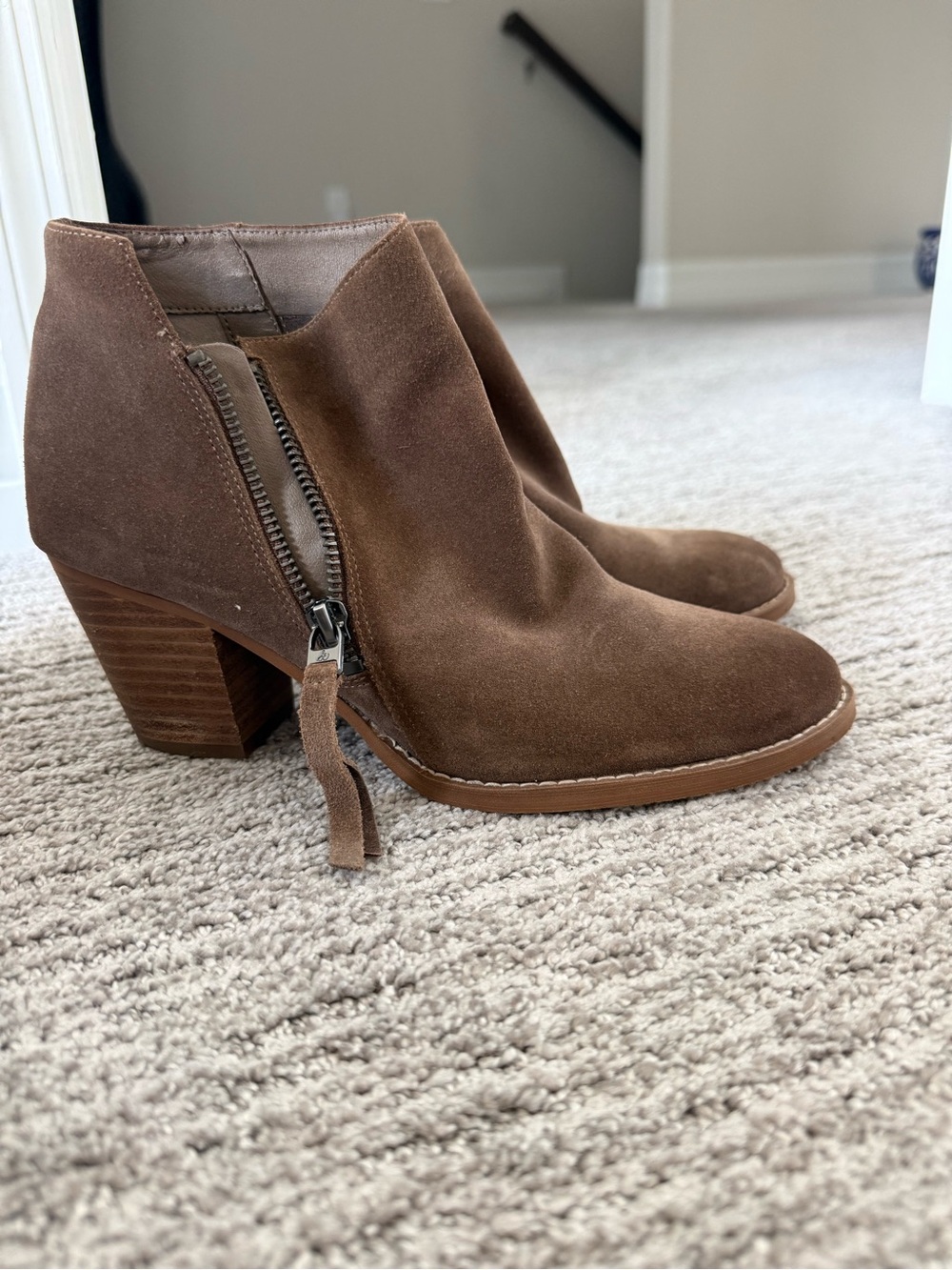 Sam Edelman  Woman’s Suede Ankle Booties Brown Taupe Block Heel Side Zip Sz 7.5